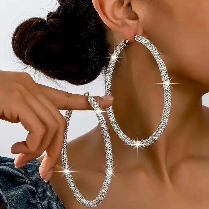 Une paire de boucles d'oreilles pour femmes de style européen et américain