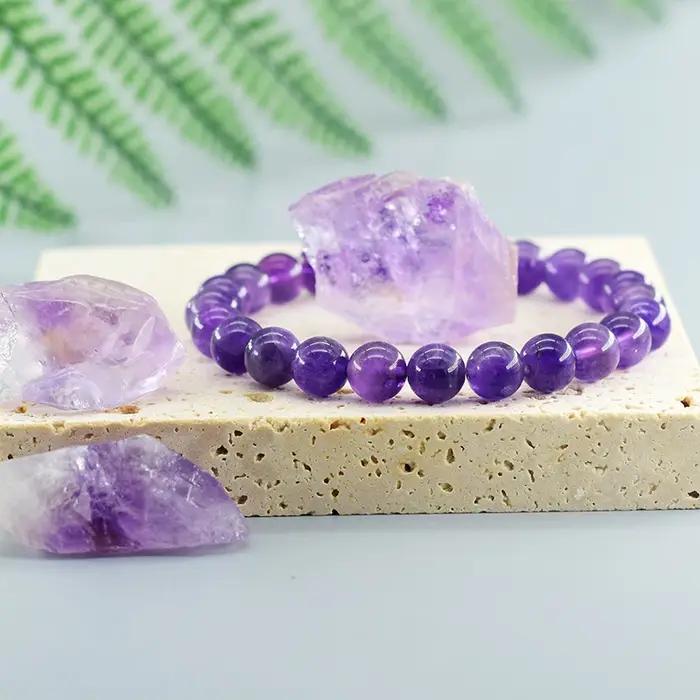 Bracelet en améthyste naturelle purifiante pour femmes, élégant bijou de pierre semi-précieuse, bracelet apaisant pour la tranquillité mentale et physique, pour mères, sœurs, amies et occasions spéciales