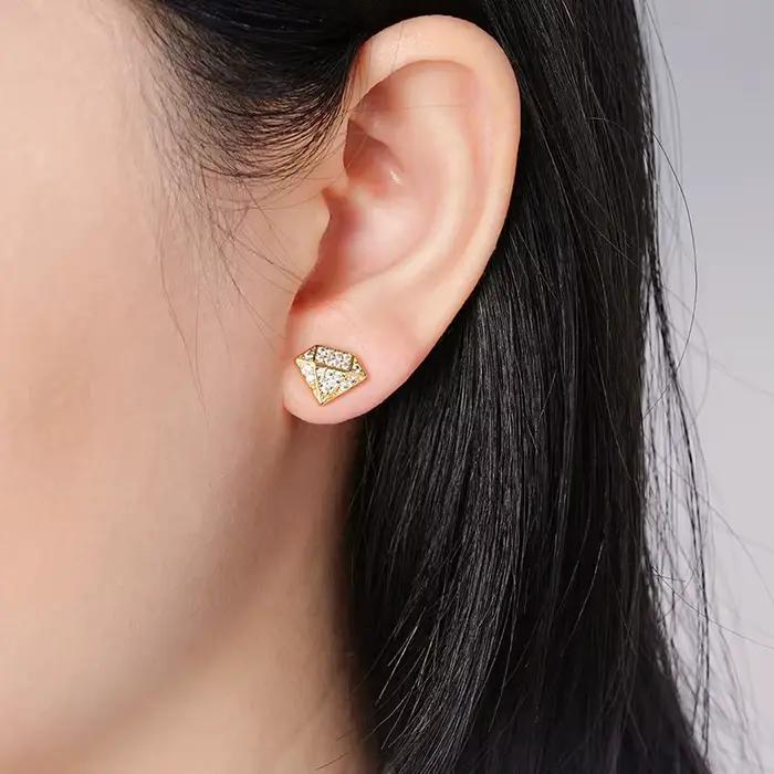 Rrjzz Boucles d'oreilles uniques plaquées or 14 carats en forme de diamant scintillant Fashion CZ Simulé Diamant Ear Stud pour femmes et hommes Bijoux