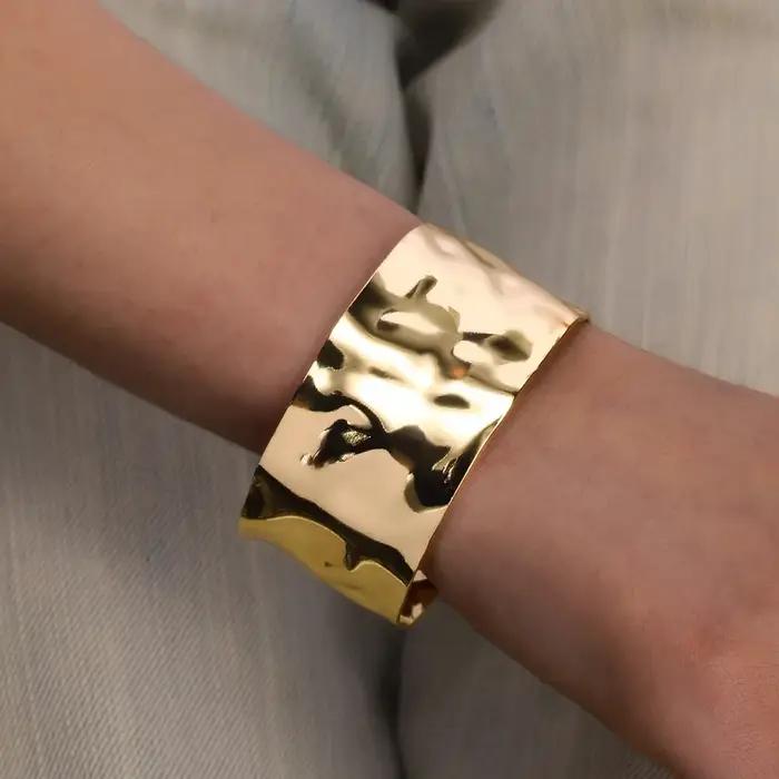 Bracelets d'ouverture à motif de bosse classique exquis pour femmes manchette couleur or acier inoxydable ornement à main cadeau occasions spéciales