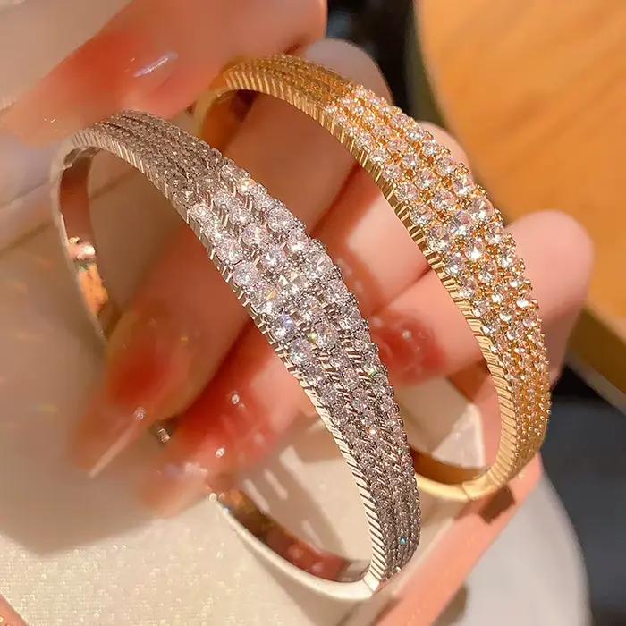 Bracelet de luxe élégant et charmant en laiton plaqué or 18 carats avec zircon cubique, design ouvert