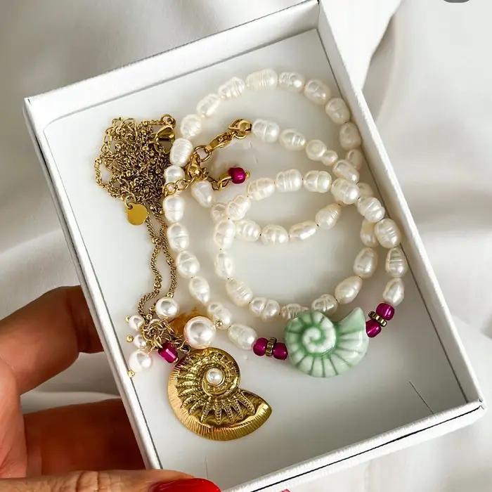 Collier de perles d'eau douce naturelles avec pendentif en coquille en céramique