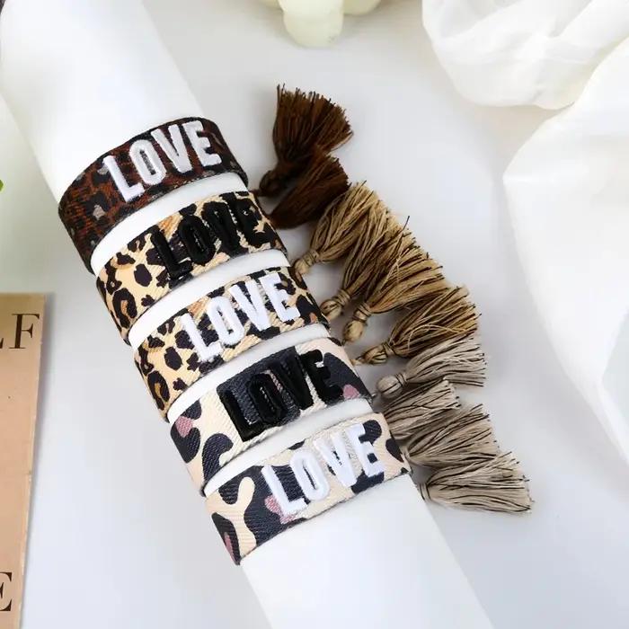 Bracelet bohémien avec lettres brodées léopard pour femmes