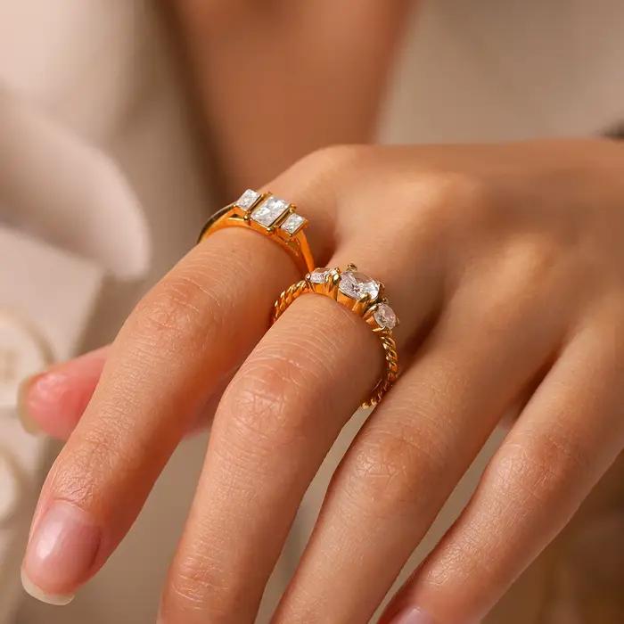 Bague Torsadée en Zircone Cubique Plaquée Or 18 Carats Délicate Minimaliste pour Occasions Spéciales Femme