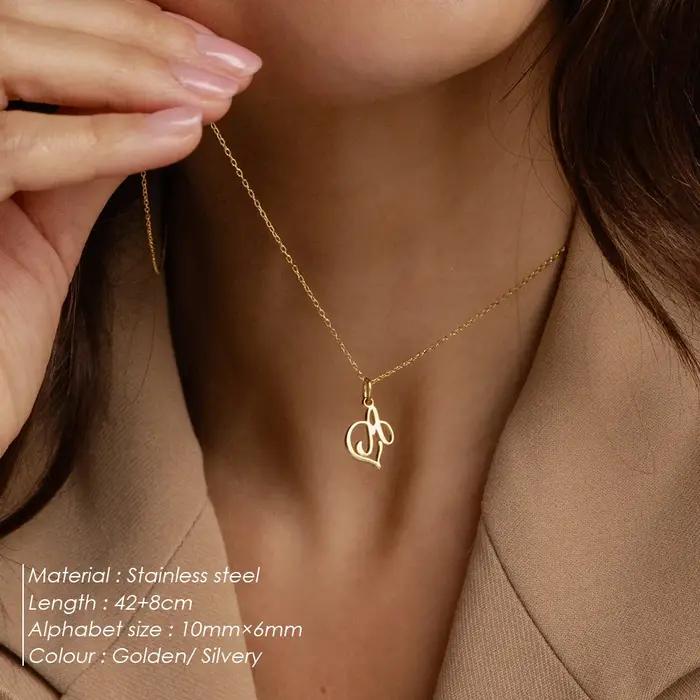 Collier initial en acier inoxydable pour femmes avec différents styles et couleurs minimalistes bijoux cadeau pour occasions spéciales