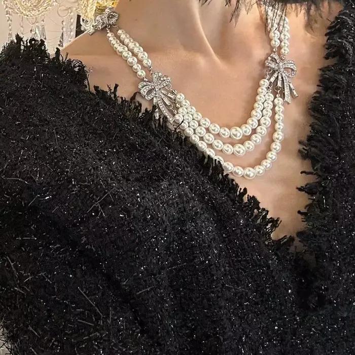 Collier français multicouche avec perles et nœud en diamant