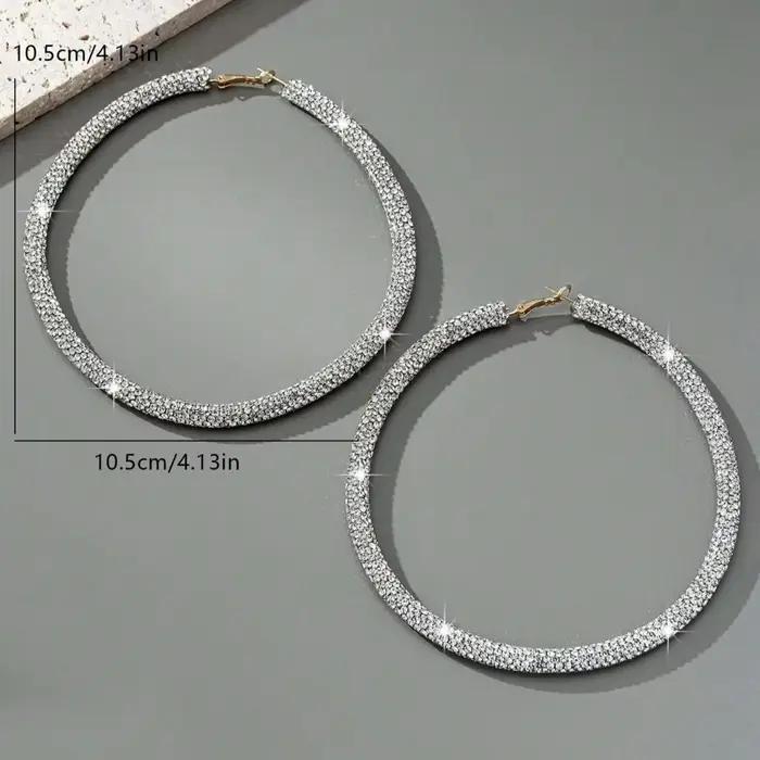 Une paire de boucles d'oreilles pour femmes de style européen et américain