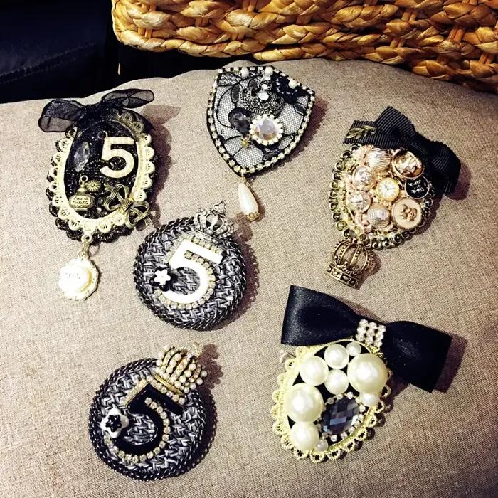 Broche de couronne en nœud vintage pour femmes avec finition plaquée argent élégante pour occasions spéciales et tenues formelles