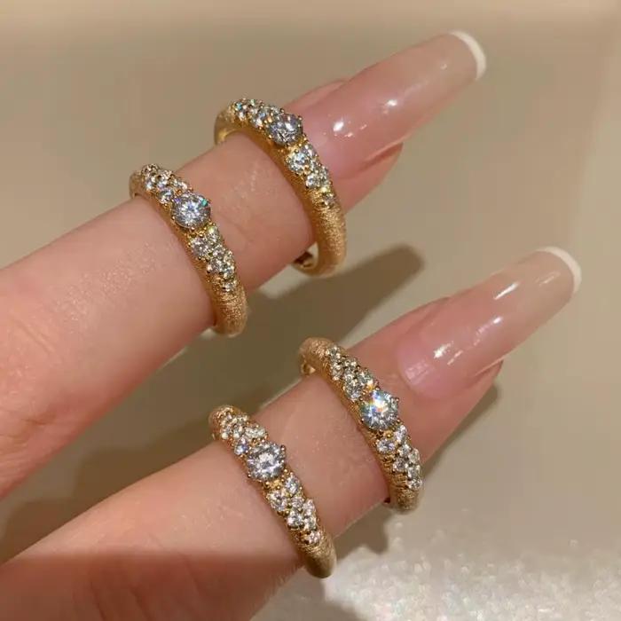 Bague de cocktail vintage en diamant brossé pour femmes, design classique et romantique, superposé, bijou d'occasions spéciales comme le mariage et les soirées de gala