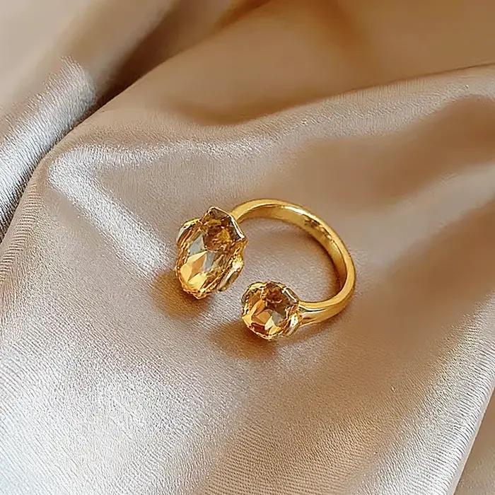 Bague en plaqué or 18 carats cristal champagne design moderne pour femmes occasions spéciales partys soirée de gala elegance