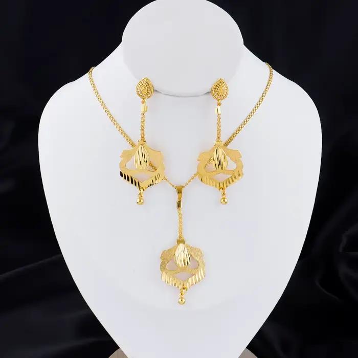 Ensemble de bijoux collier or plaqué avec boucles d'oreilles pour femmes occasions spéciales elegance mariage anniversaire soirée