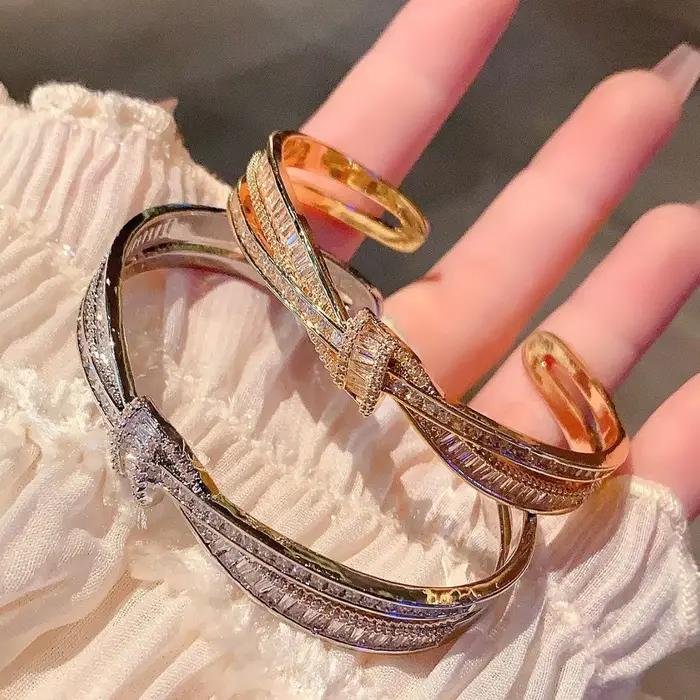 Magnifique Bracelet à manchette ouverte avec nœud torsadé