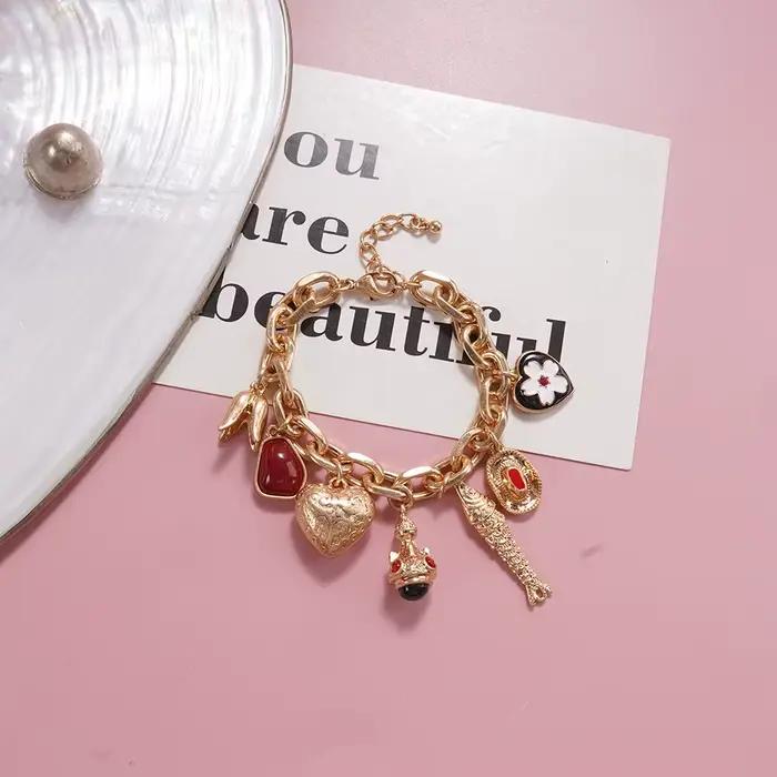 Bracelet fantaisie aux accents rouges, accessoire élégant à motifs variés, idéal pour les tenues décontractées, parfait pour les brunchs, les rendez-vous et les soirées.