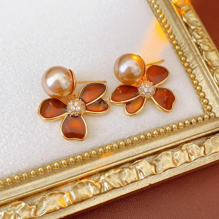 Boucles d'oreilles à clous en forme de fleur rétro pour femmes, plaqué or 18 carats, imitation perle, Zircon, goutte d'huile, bijoux d'oreille de fête, cadeau