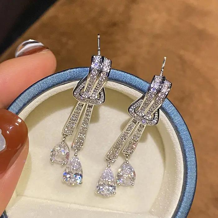 Boucles d'oreilles en zircone cubique et bronze pour femmes, design géométrique et finition brillante, idéales pour les mariages et autres occasions spéciales
