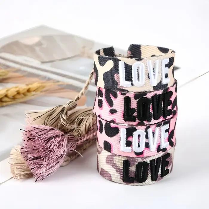 Bracelet bohémien avec lettres brodées léopard pour femmes
