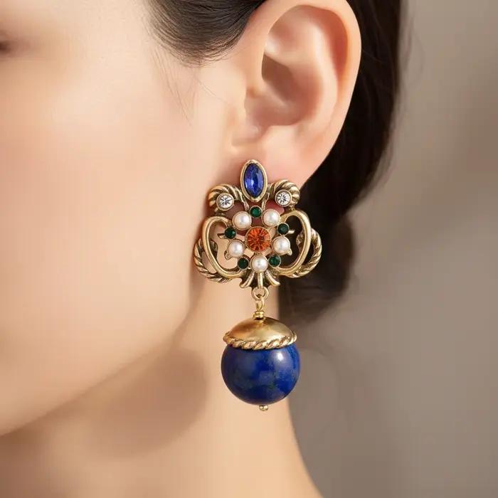 Boucles d'oreilles pendantes en Lapis Lazuli d'inspiration vintage avec des accents de perles et de cristaux colorés - Bijoux bohème en ton or