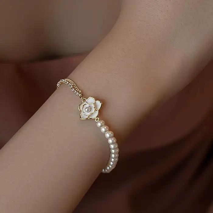 Bracelets à breloques en émail blanc, élégant français, fleur de camélia, chaîne de perles, accessoires doux pour femmes, bijoux de poignet pour filles, 2024