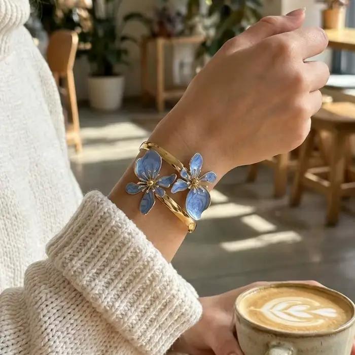 Bracelet ouvert élégant en émail fleuri pour femmes