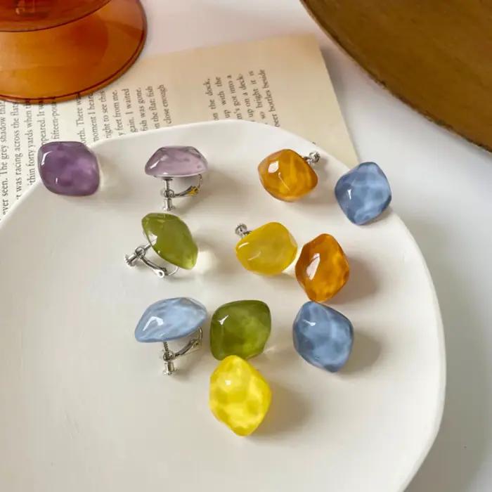 Boucles d'oreilles à clipser élégantes en résine