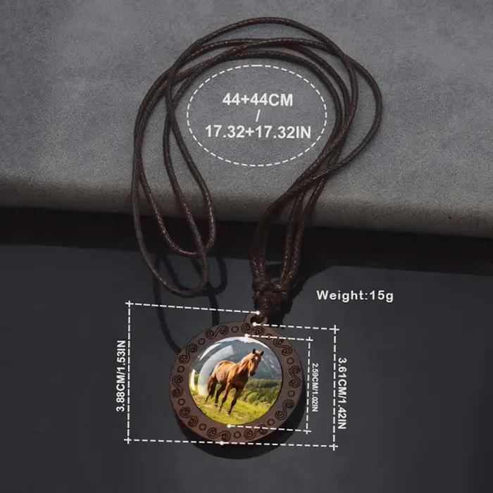 Collier en bois et verre vintage avec pendentif cheval galopant ajustable pour homme et femme occasions festives et cadeau exceptionnel