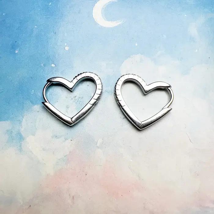 Boucles d'oreilles créoles en forme de cœur avec pierres blanches
