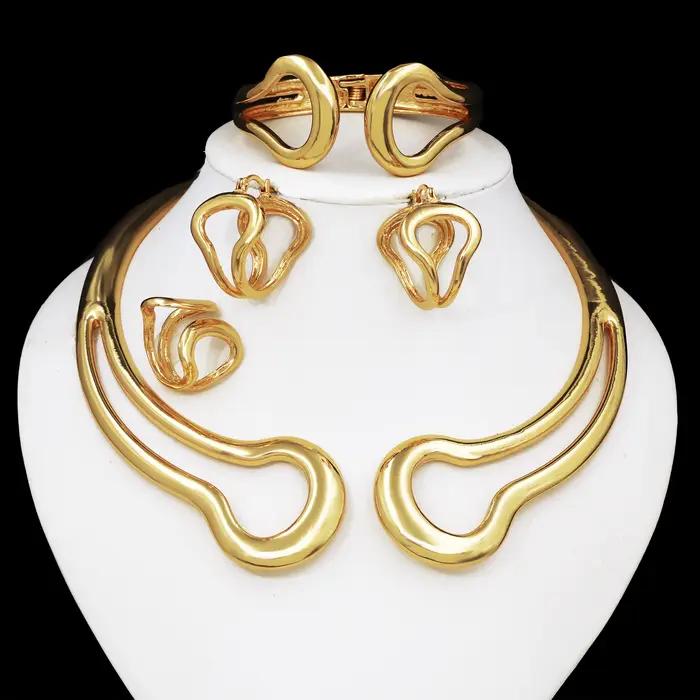 Ensemble de bijoux plaqués or 18 carats pour femme avec collier brillant, boucles d'oreilles créoles, bracelet et bague, design classique, mode italienne, pour occasions spéciales