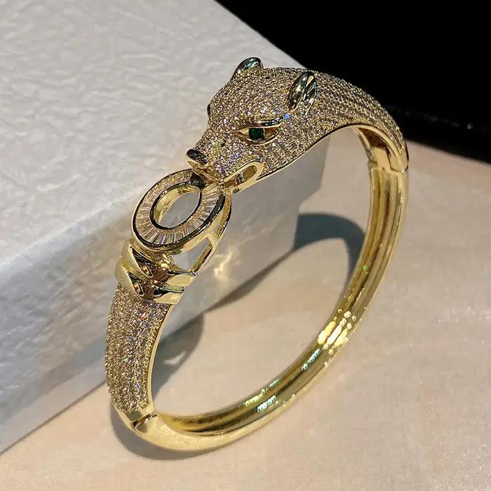 Bracelet manchette ouvert plaqué or motif léopard, style chunky