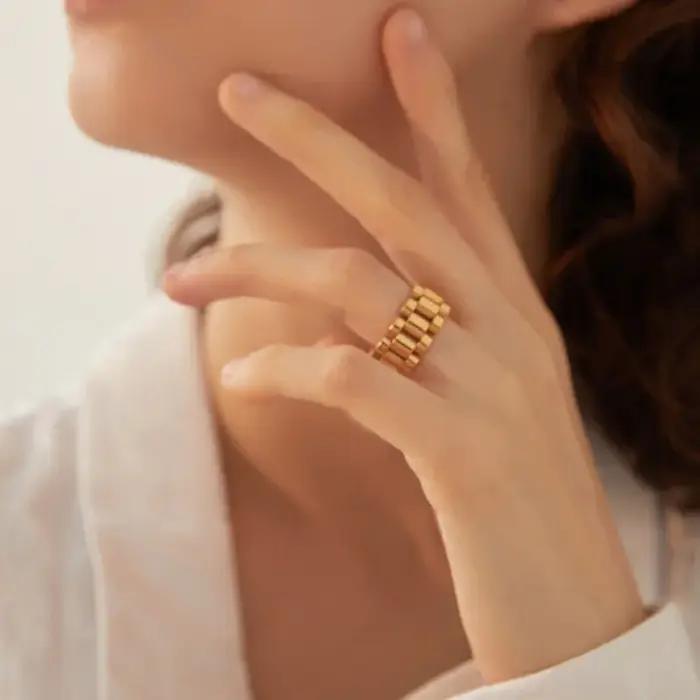 Bague en acier inoxydable plaqué or 18 carats design moderne plante femme soirées et événements spéciaux