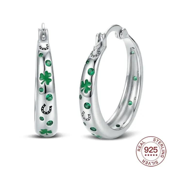 Boucles d'oreilles créoles trèfle en argent sterling 925 avec accents verts et détail fer à cheval