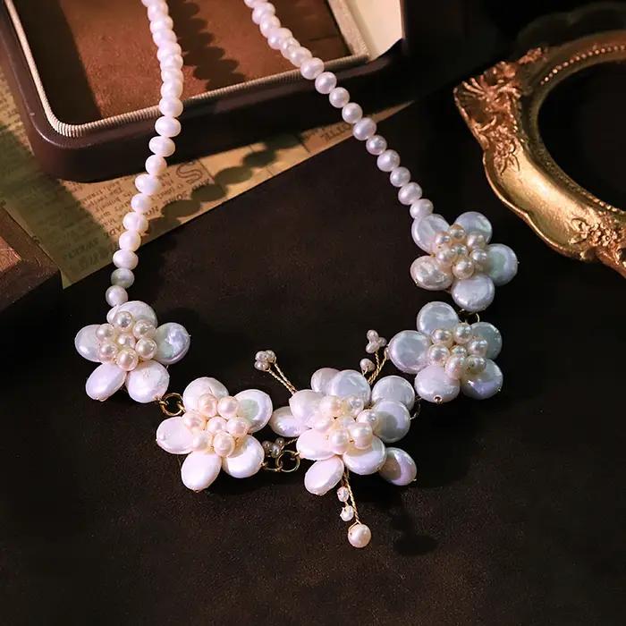 Collier de fleurs baroques en perles naturelles