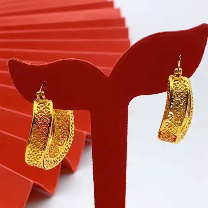 Boucles d'oreilles percées creuses plaquées or