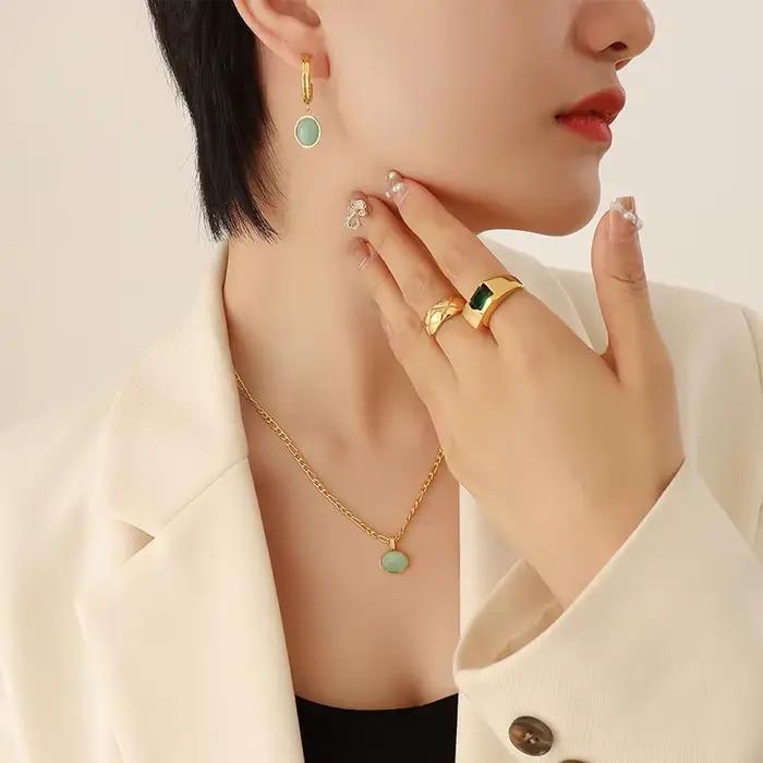 Ensemble de bijoux ethnique en acier inoxydable plaqué or avec pendentif d'aventurine verte pour femmes occasions spéciales