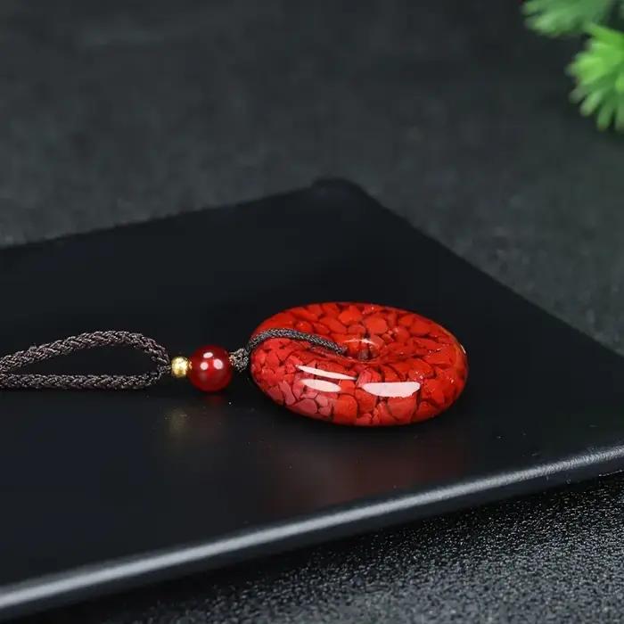 Perles dorées ornées d'un pendentif en pierre de sable rouge élégant