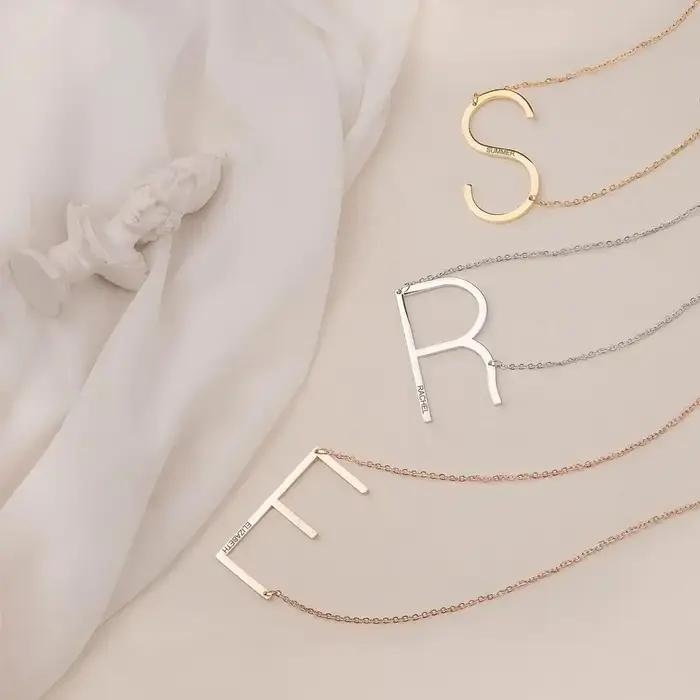 Collier en acier inoxydable avec 26 lettres anglaises