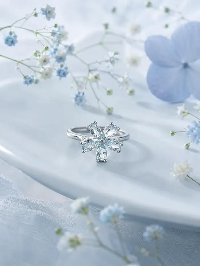 Bague florale en topaze bleu ciel ITSMOS élégante et apaisante pour femmes pour occasions spéciales et cadeaux d'anniversaire