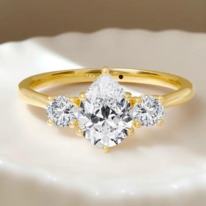 Bague en or 14 carats sertie de moissonite brillante pour femmes occasions spéciales mariage fiançailles anniversaires fêtes de fin d'année
