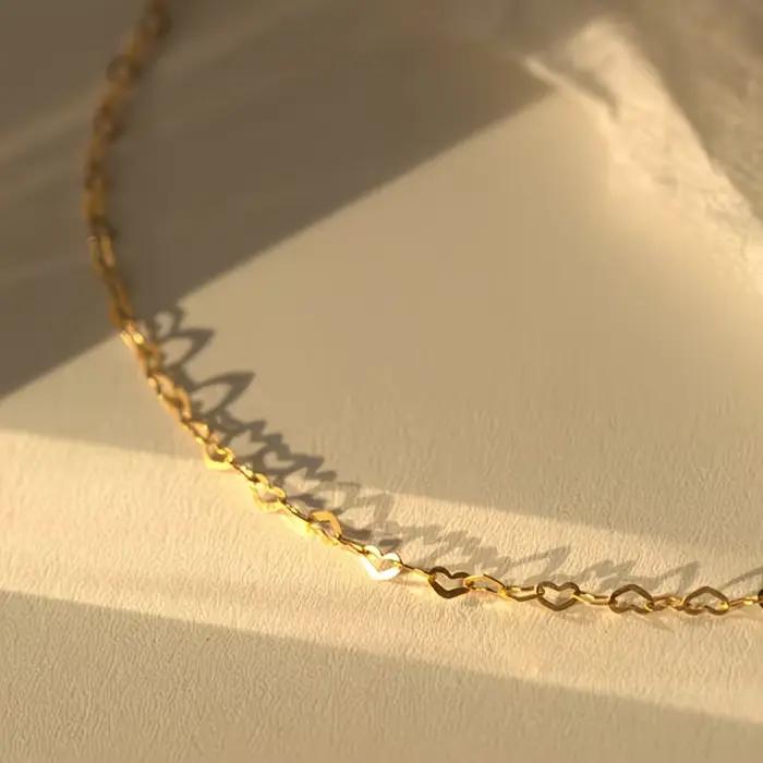 Collier en acier inoxydable forme de cœur évidé zirconium blanc élégant pour femmes occasions spéciales romantiques Saint-Valentin
