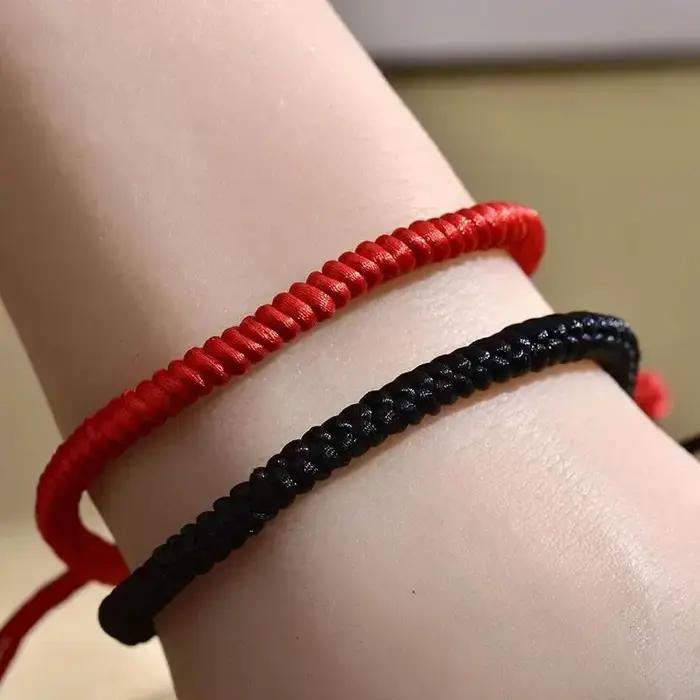 Bracelet rouge tressé à la main coton porte-bonheur symbole de chance et protection pour femmes occasions spéciales