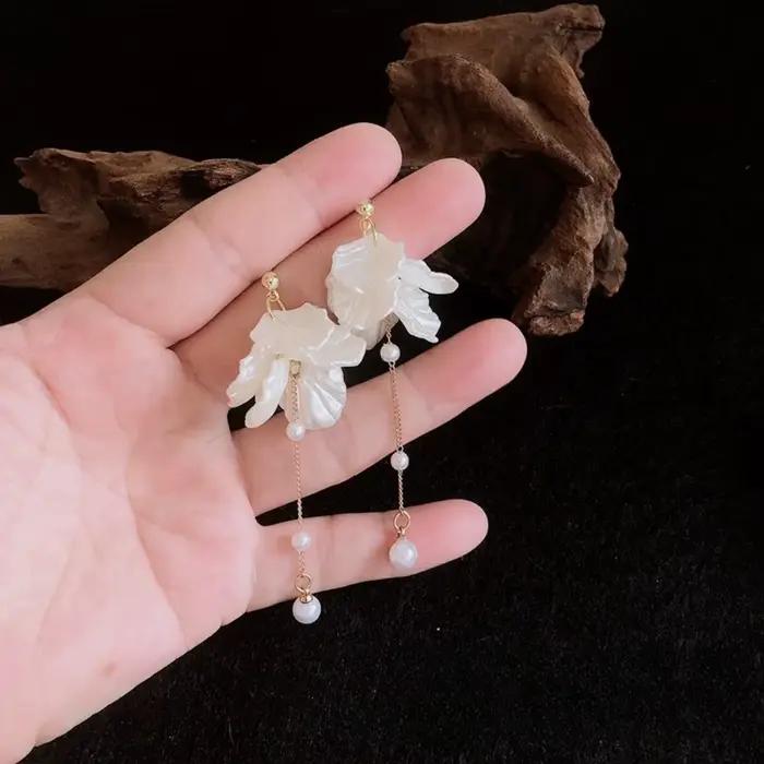 Boucles doreilles pendantes perles plantes pétales blancs bijoux femmes romantiques occasions spéciales mariage soirée gala