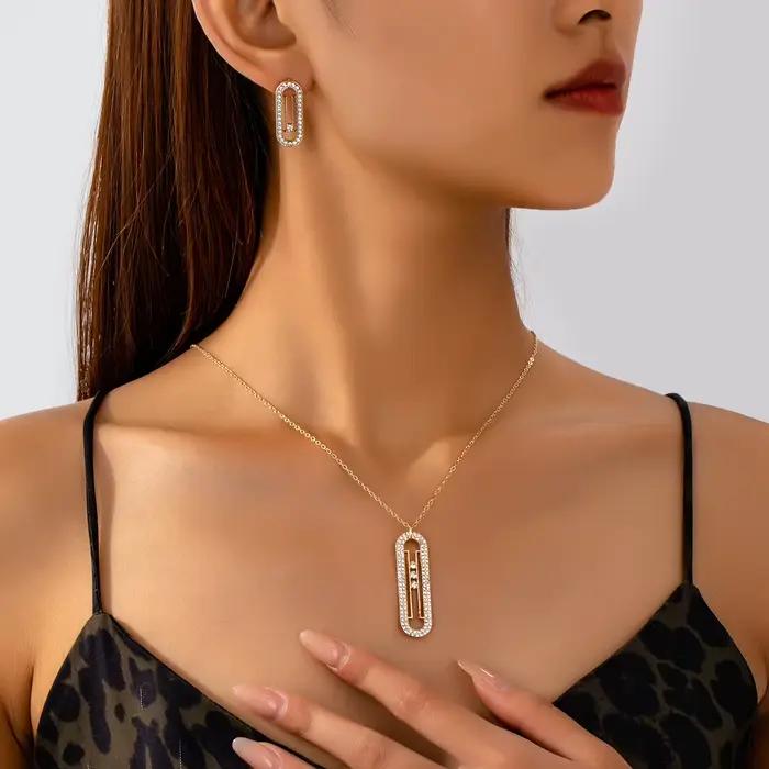Ensemble de mode luxueux incrusté de diamants sur commande dorée, avec collier et boucles d'oreilles