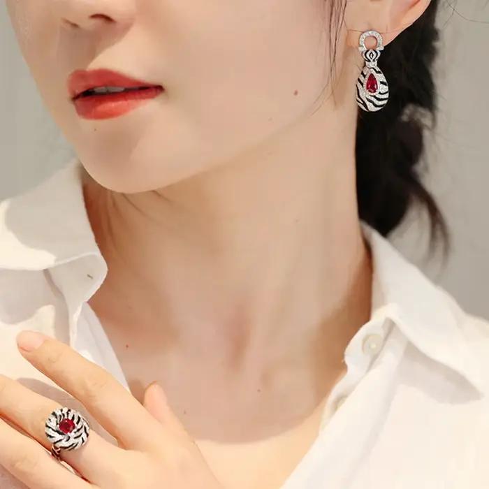 Foydjew 2023 nouvelle tendance moderne rétro motif zèbre rubis ensembles de bijoux mode européenne américaine léopard anneaux boucles d'oreilles pendantes