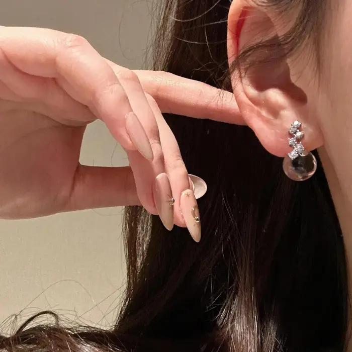 Boucles d'oreilles en perles rondes plaquées d'argent serties de zirconium et cristal pour femmes, bijoux élégants et luxueux pour occasions spéciales
