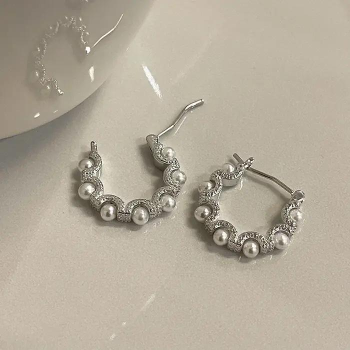 Boucles d'oreilles créoles élégantes en imitation de perles françaises pour femmes, bijoux tendance, accessoires de fête, cadeaux, nouvelle collection, bijoux modernes pour toutes les occasions