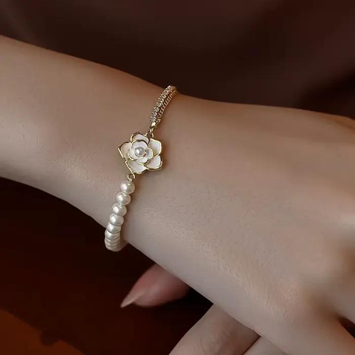 Bracelets à breloques en émail blanc, élégant français, fleur de camélia, chaîne de perles, accessoires doux pour femmes, bijoux de poignet pour filles, 2024