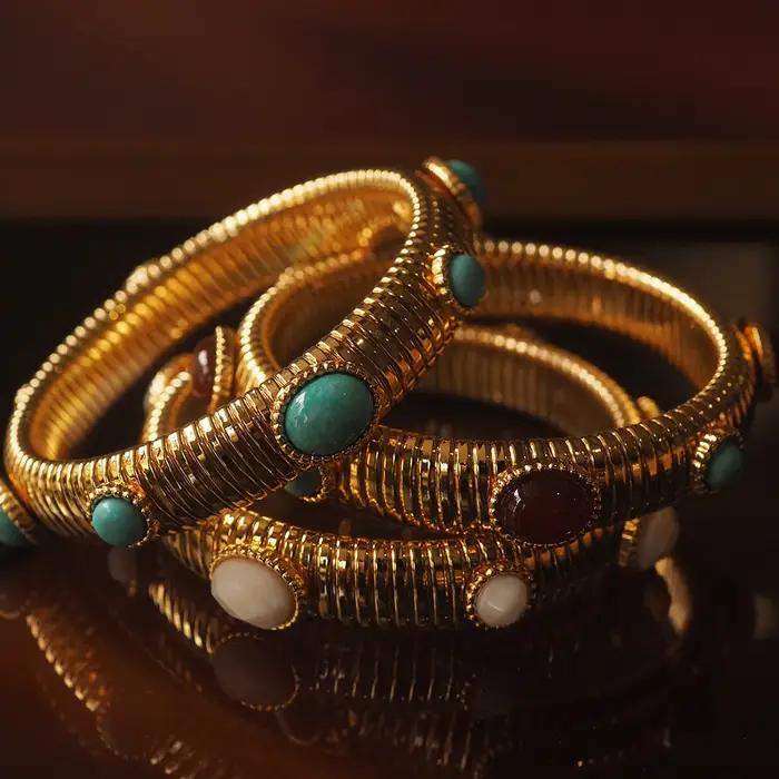 Un niche bracelet vintage de style européen et américain avec une élasticité à ressort et une agate turquoise et rouge à la mode
