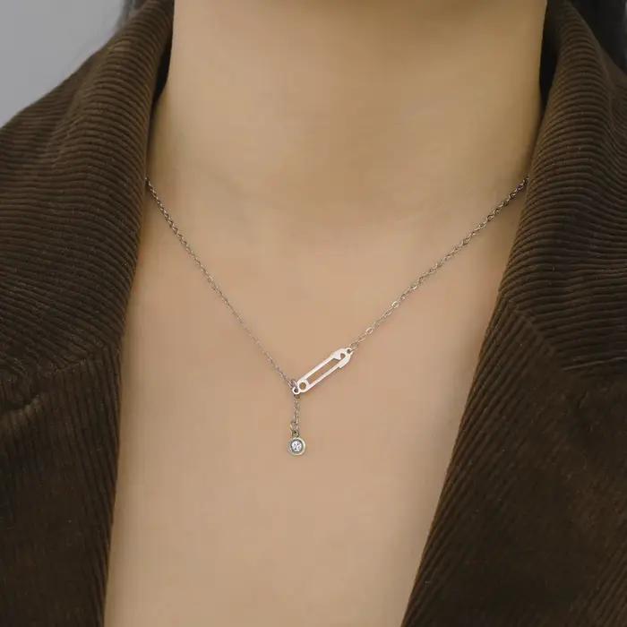 Collier en acier inoxydable Unift Zunderes élégant avec épingle à nourrice pour femmes et filles occasions spéciales mode chic