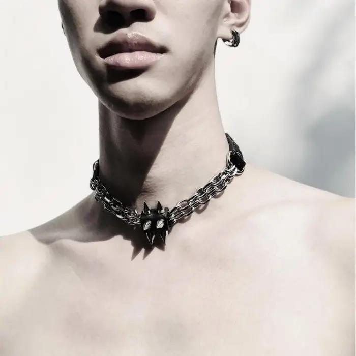 Un collier punk, chaîne de clavicule à la mode et polyvalente