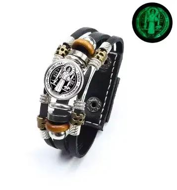 Bracelet en cuir multicouche avec médaillon Saint Benoît symbole de foi et protection pour homme et femme pour diverses occasions spéciales