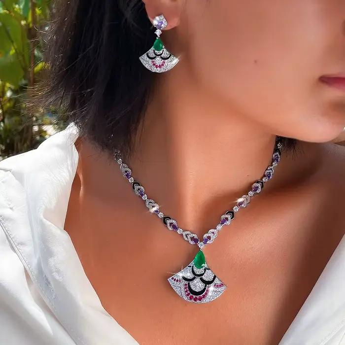 Collier et Boucles d'Oreilles en Zircone Brillante Multicolore Forme Sectorielle Luxe Accessoire de Fête pour Femmes Occasions Spéciales